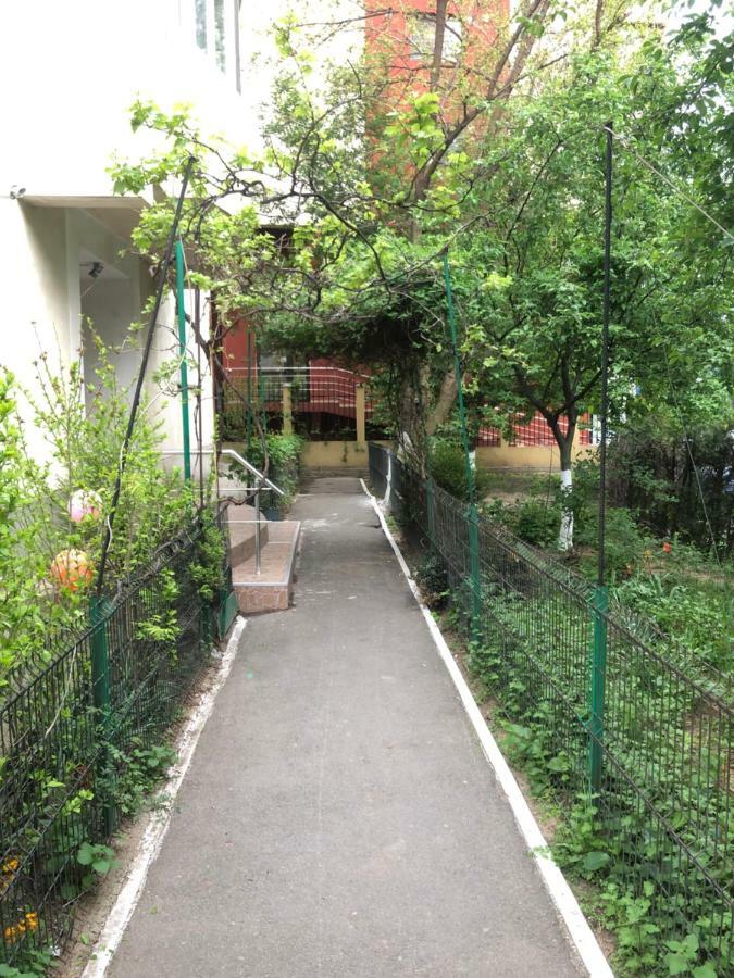 Green Apartment With Terrace 12 ブカレスト エクステリア 写真